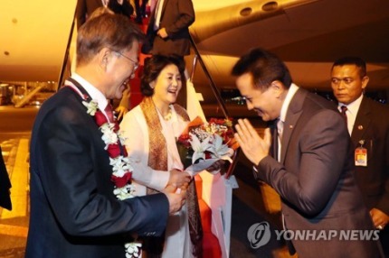 자카르타에 도착한 문재인 대통령과 김정숙 여사.jpg | 인스티즈
