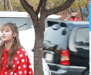 트와이스 팬미팅 중 사람들 시선을 강탈한 아저씨.GIF | 인스티즈