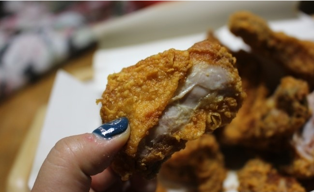 띵동!! 치킨이 도착했다. 가장 먼저 먹게되는 부위는?? | 인스티즈