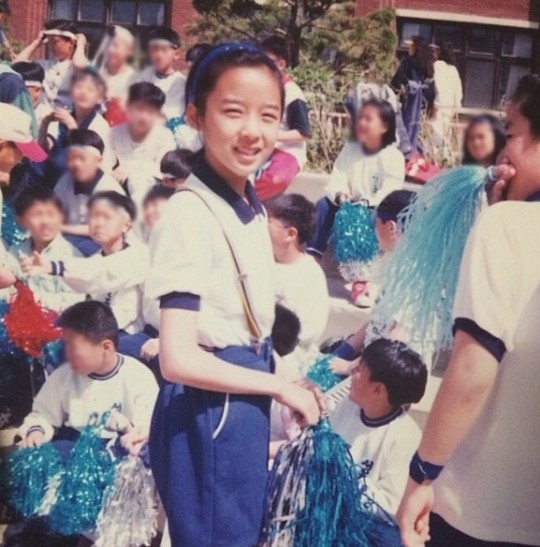 어떤 여자연예인의 어릴적 사진인지 맞춰보시오.jpg | 인스티즈