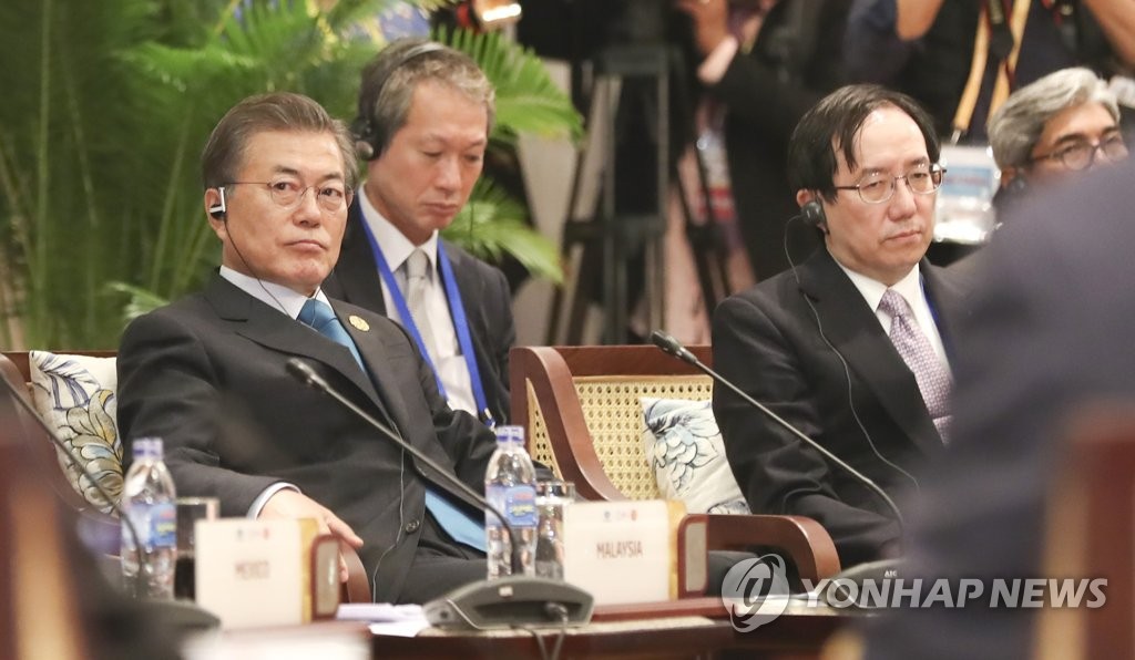 APEC 비공식 대화 회의장에서 문재인 대통령 | 인스티즈