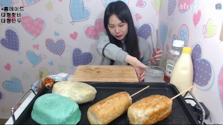 초대형 음식을 사랑하는 먹방BJ | 인스티즈
