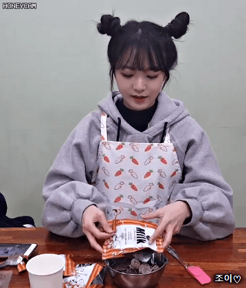 오늘 브이앱 뿌까머리하고 지옥의 초코송이과자 만드는 퀵소희 ㅋㅋㅋ.gif | 인스티즈
