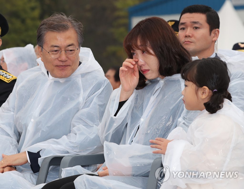 고 한상윤 소방장의 가족분들 다독이고 위로해주는 문재인 대통령 | 인스티즈