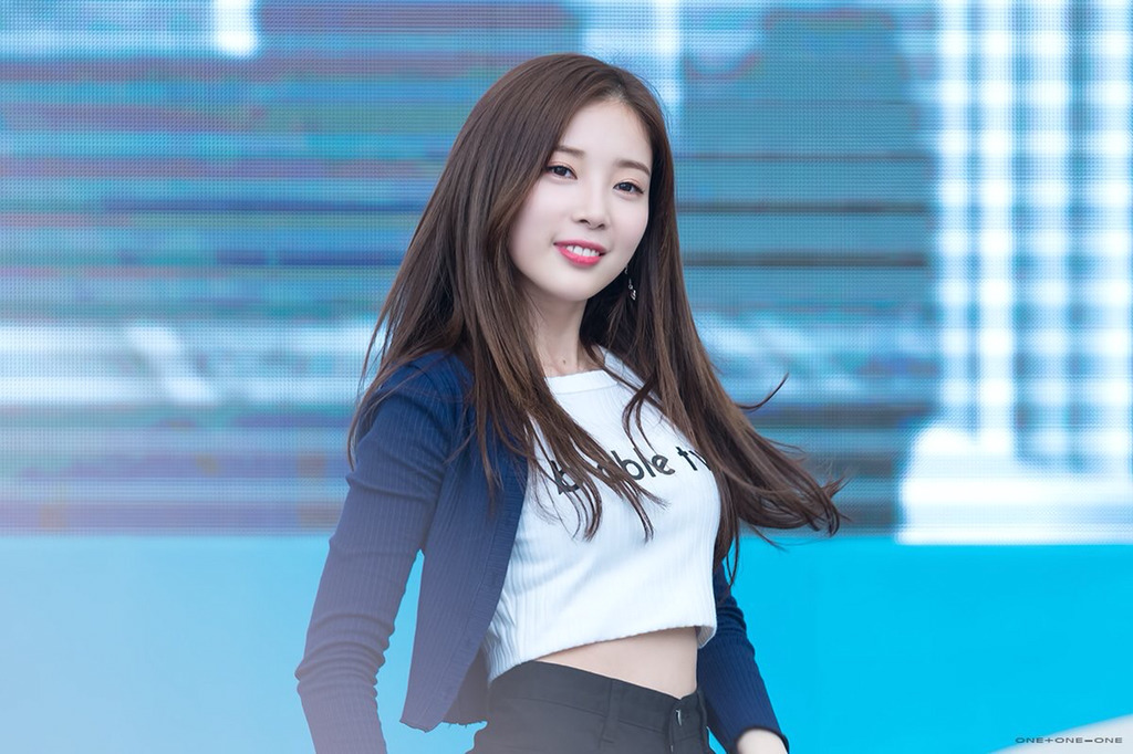 [에이프릴] 일 하다가 잠깐 쉬는 시간이 되서 채경이 | 인스티즈
