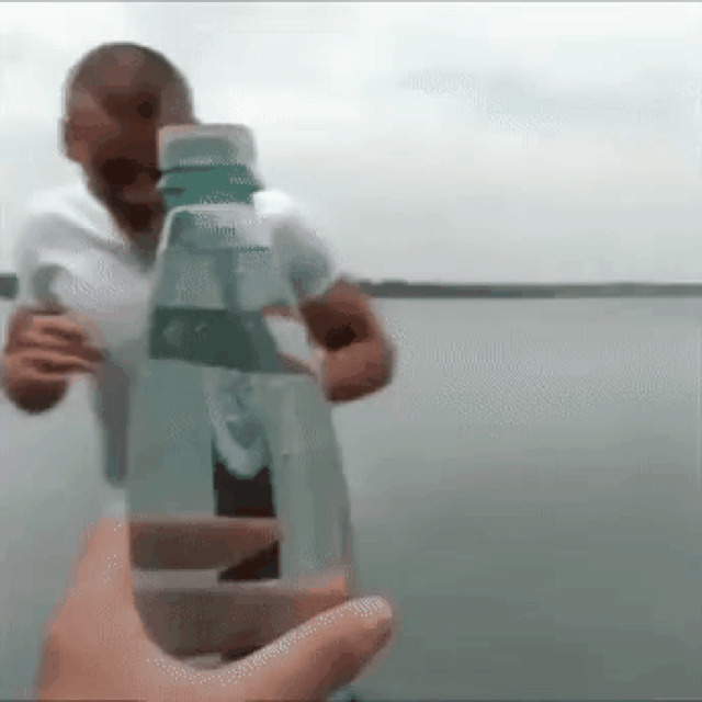 간지나게 병뚜껑 따는 법.gif | 인스티즈