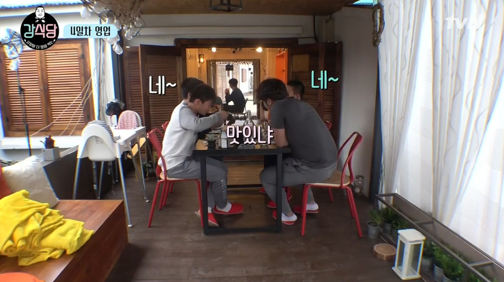 [강식당] 씨름하는 초딩 후배들 보고 신나서 점심값 18만원 내준 강호동.jpg | 인스티즈