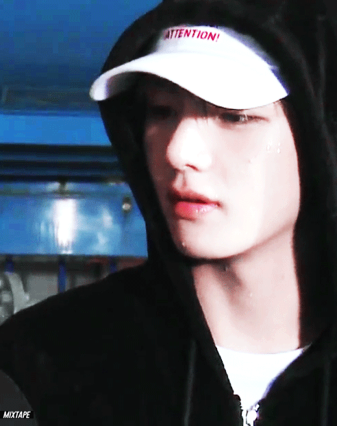 얼굴로 악세사리 존재감 하락시키는 방탄소년단 뷔.jpgif | 인스티즈